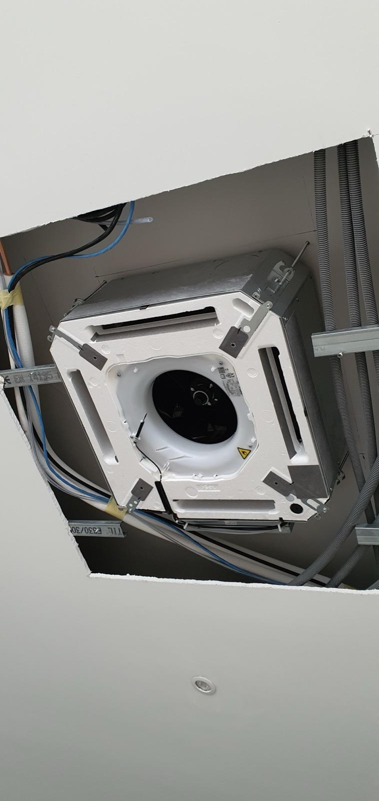 Cassette de plafond pendant son intégration dans un faux plafond