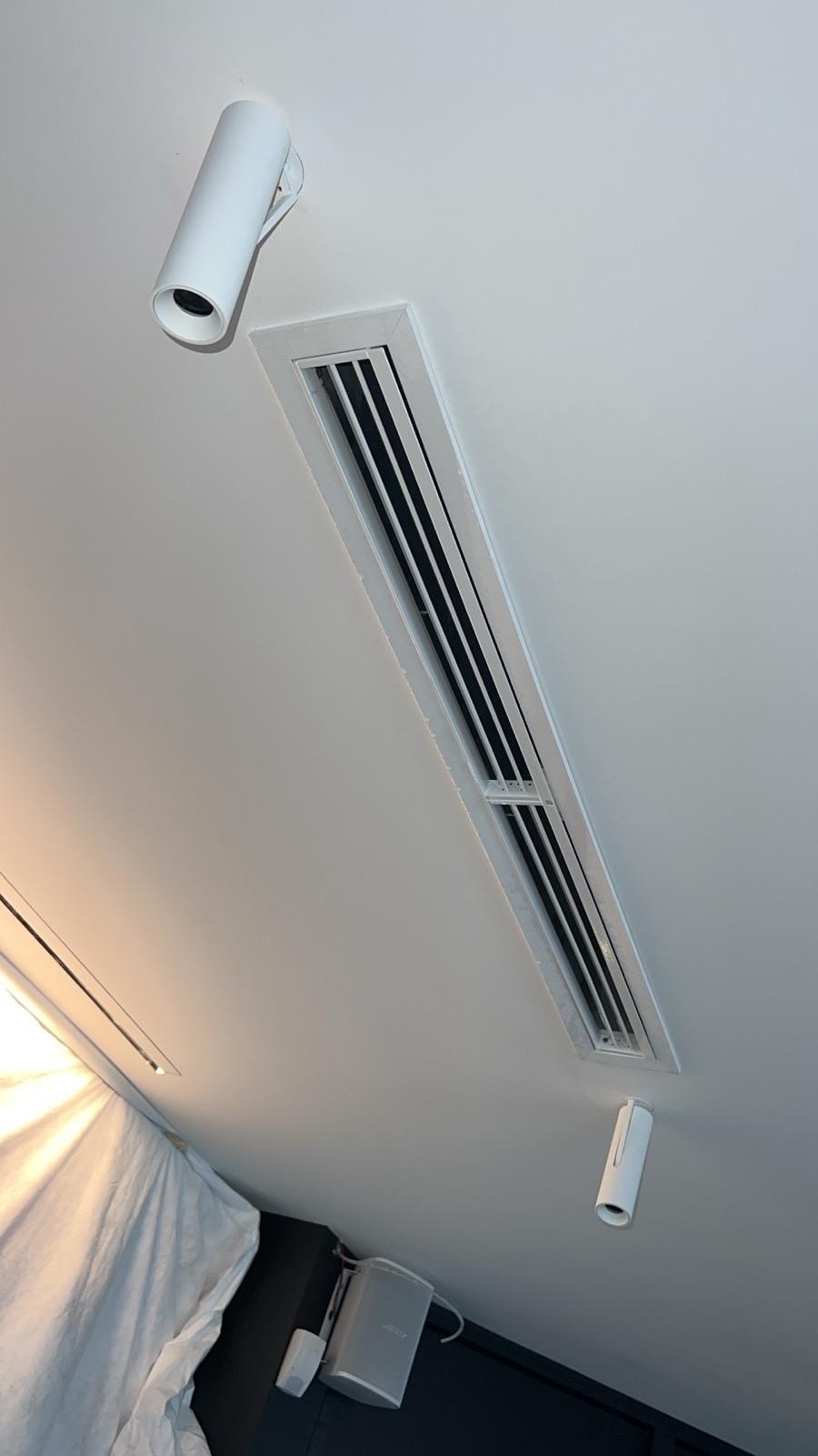 Grille linéaire de climatisation intégrée avec l’éclairage du plafond
