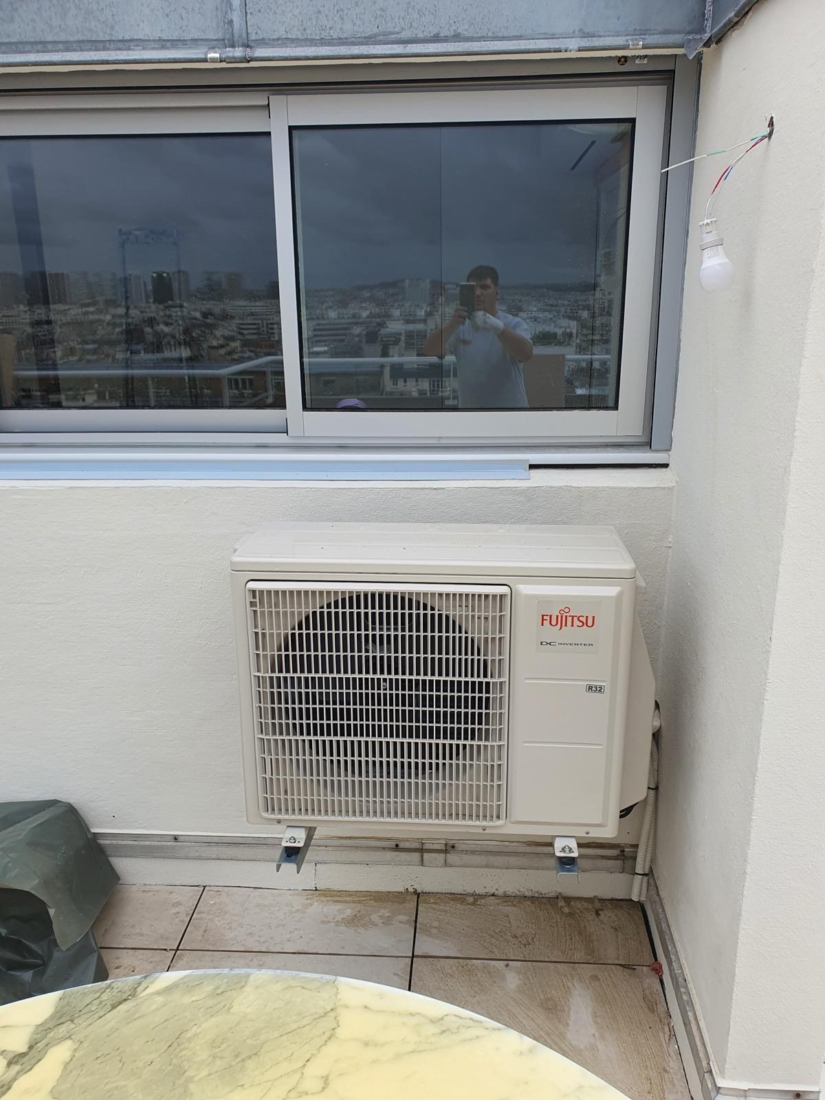 Unité extérieure Fujitsu installée sur une terrasse parisienne