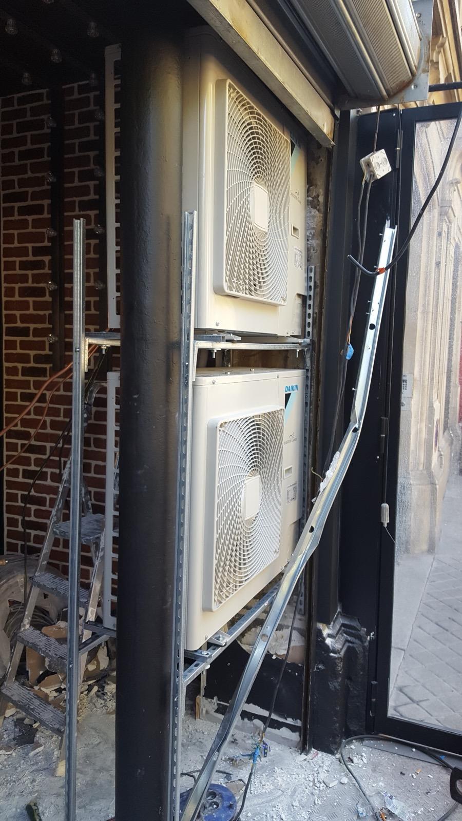 Unités extérieures Daikin montées sur une structure technique dans un commerce